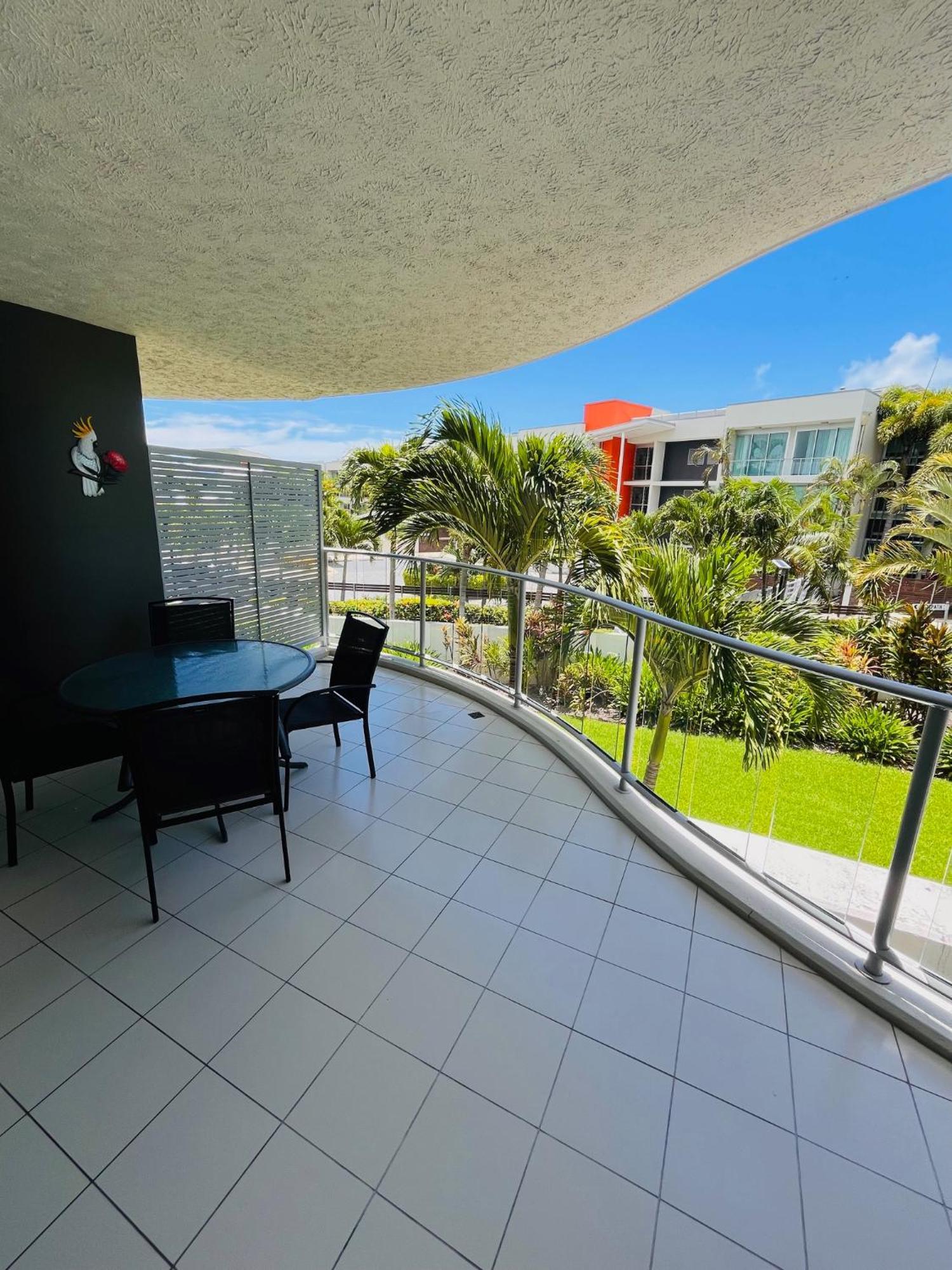 شاطئ إيرلي At Marina Shores المظهر الخارجي الصورة A balcony in a residential apartment