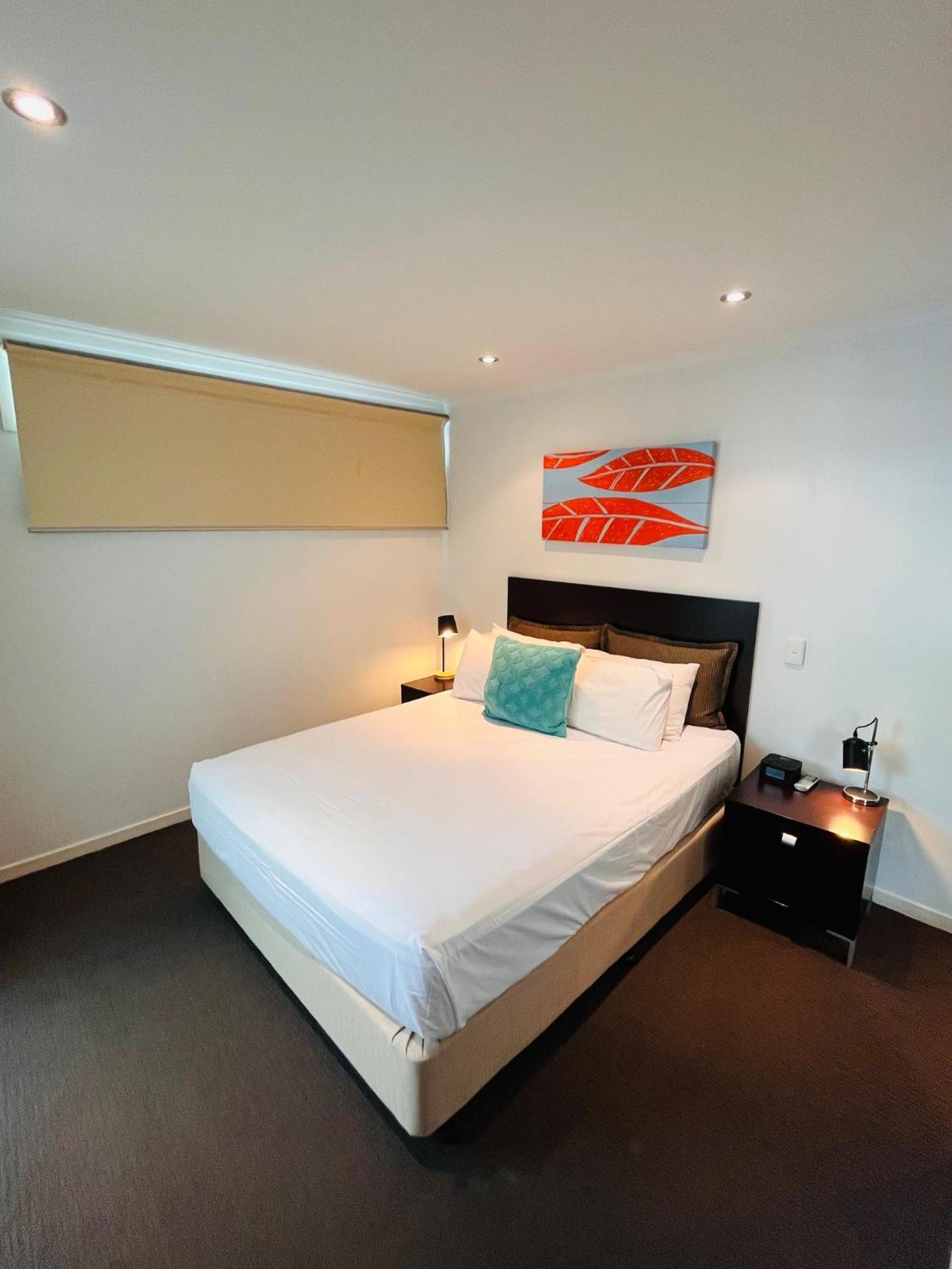 شاطئ إيرلي At Marina Shores المظهر الخارجي الصورة A bedroom at the Mantra on Lake