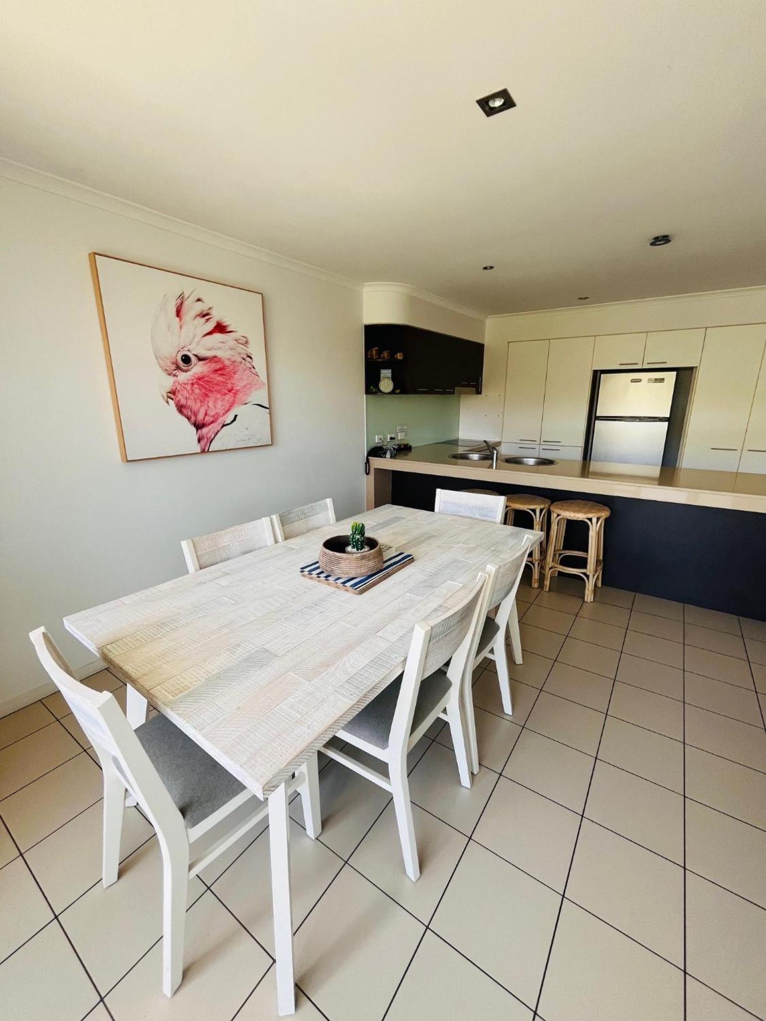 شاطئ إيرلي At Marina Shores المظهر الخارجي الصورة A kitchen and dining room