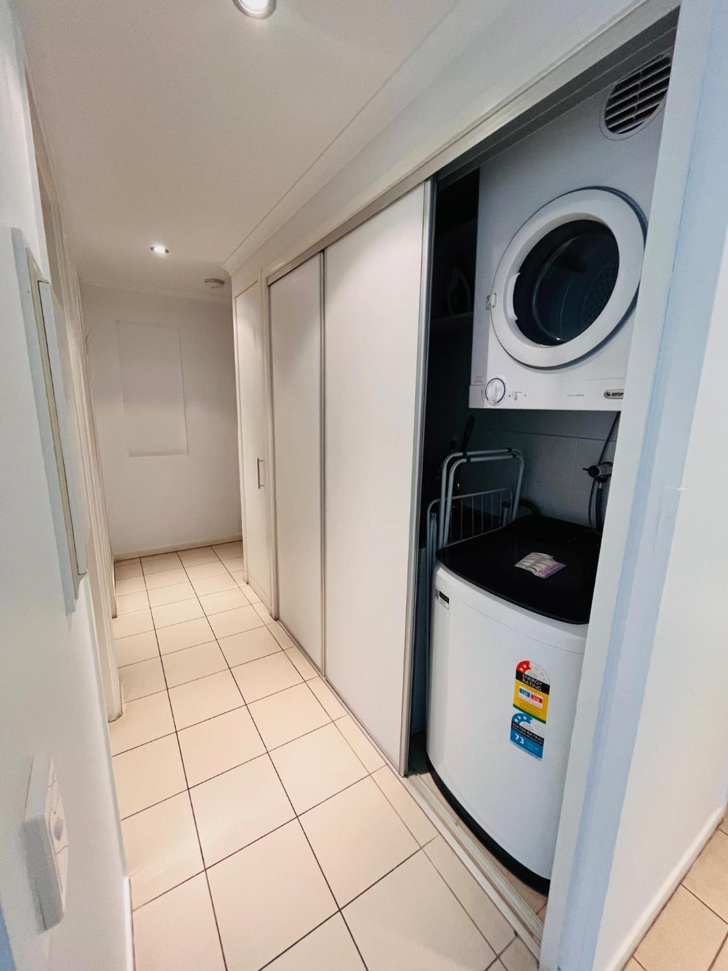 شاطئ إيرلي At Marina Shores المظهر الخارجي الصورة A laundry room in a residential apartment