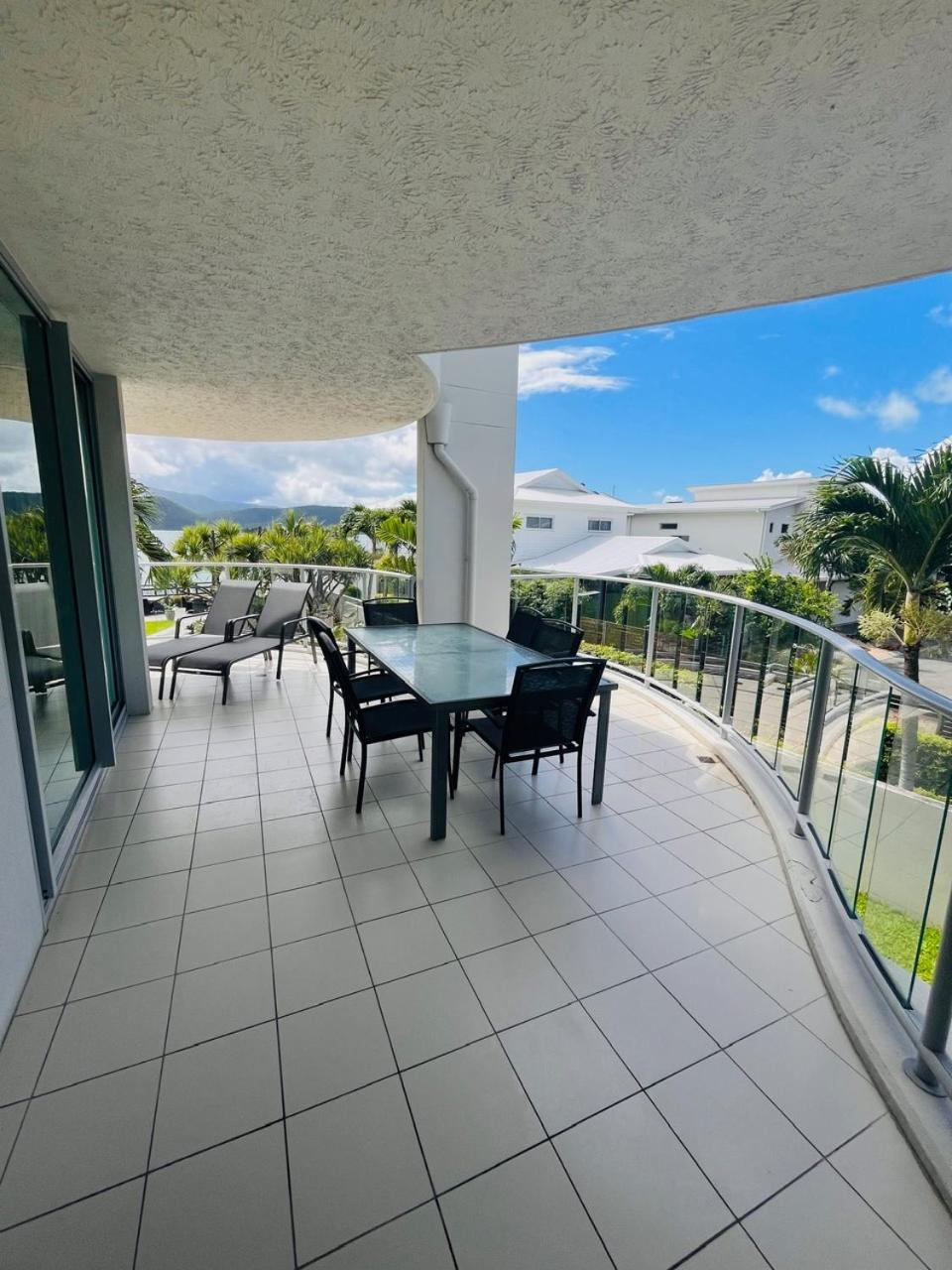 شاطئ إيرلي At Marina Shores المظهر الخارجي الصورة A balcony in a residential apartment