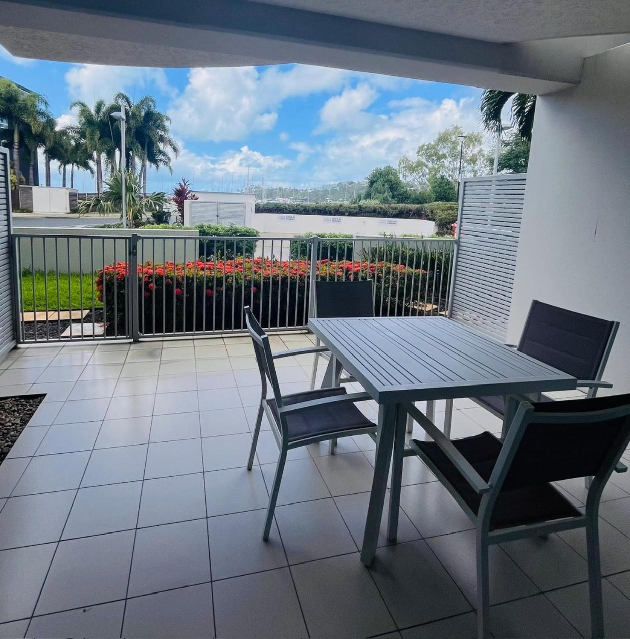 شاطئ إيرلي At Marina Shores المظهر الخارجي الصورة A balcony in a residential apartment