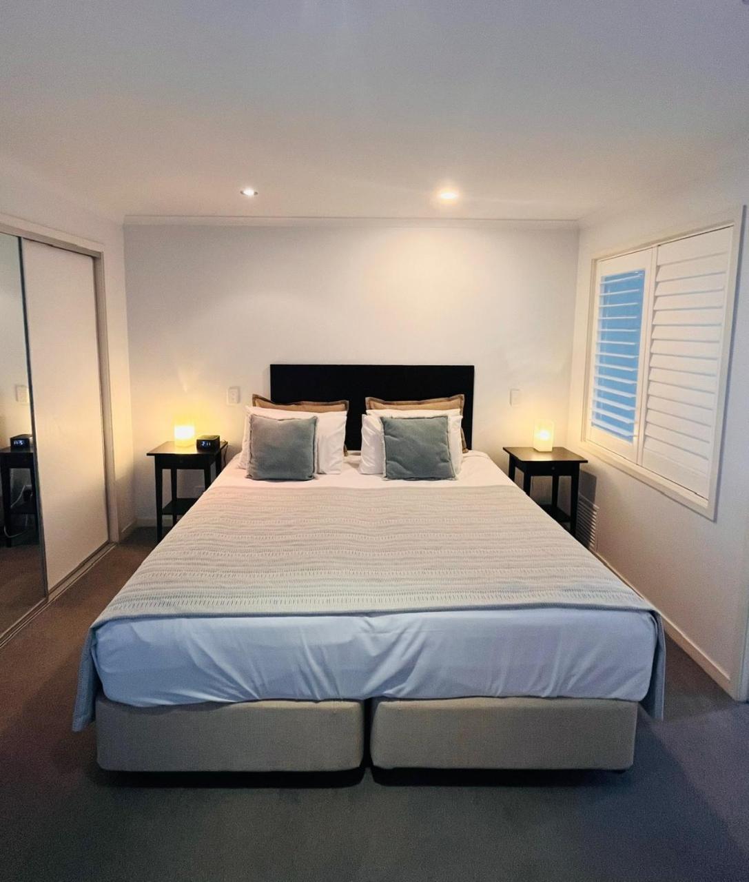 شاطئ إيرلي At Marina Shores المظهر الخارجي الصورة A bedroom in a typical apartment