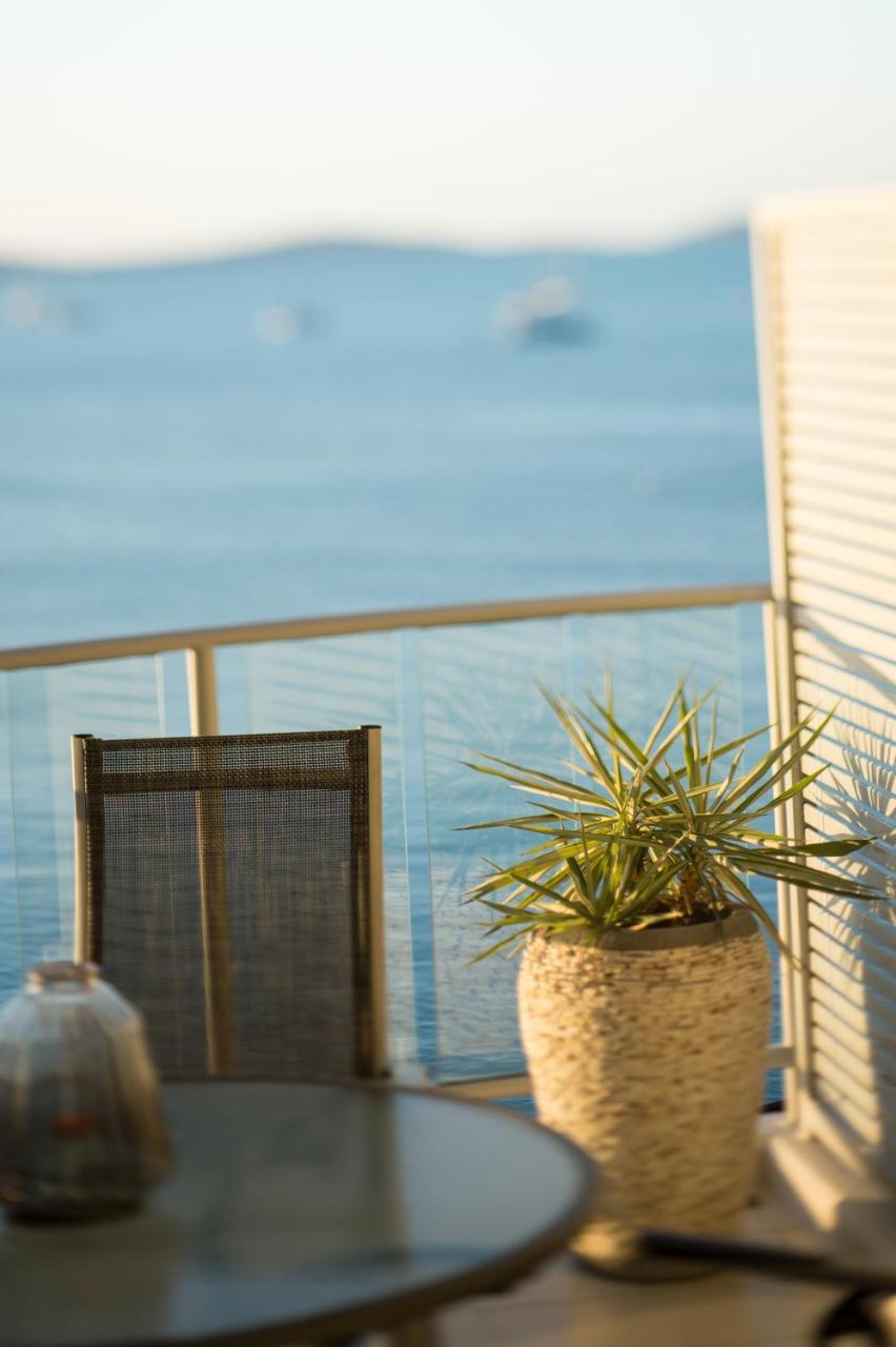 شاطئ إيرلي At Marina Shores المظهر الخارجي الصورة A balcony in a house